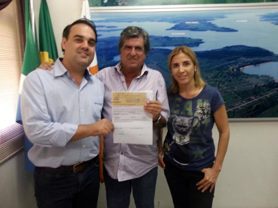 Rodrigo do Chapéu entregou o cheque no último dia do seu mandato - Divulgação