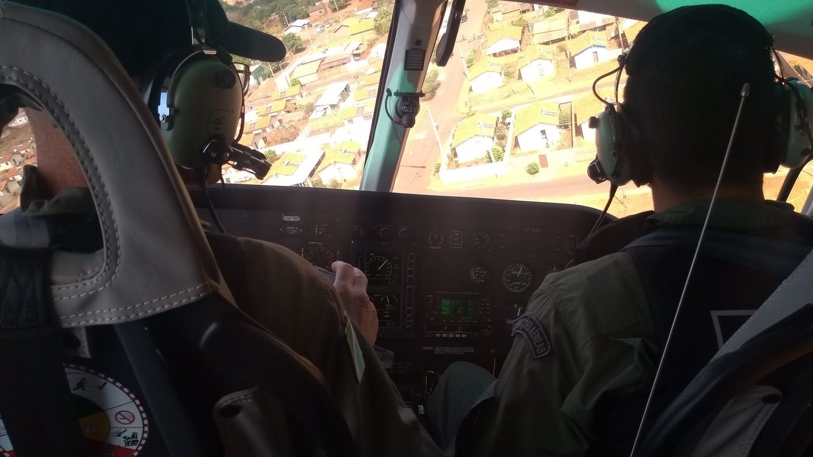 Policiais mobilizados desde as primeiras horas desta terça-feira (21) usam até helicóptero na ação - Samuel Stefani/CBN