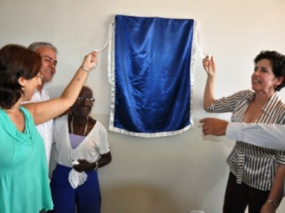 Prefeita e secretária descerram a placa -