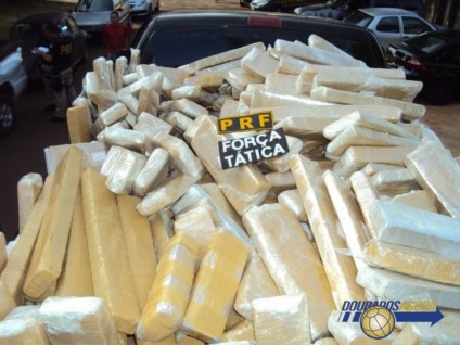 Maconha ficou espalhada após capotagem -