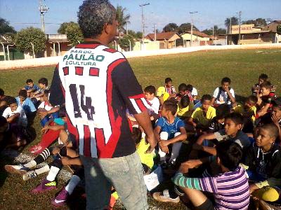 Adilson conversa com os meninos do Três Lagoas F.C. - Adilson conversa com os meninos do Três Lagoas F.C. -