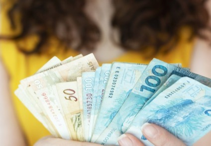 Município teve que remanejar dinheiro do Fundo Municipal de Saúde e da Sisep para completar montante do benefício - IltonRogerio/ Getty Images