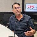 Higor Tosta no estúdio da rádio CBN-CG