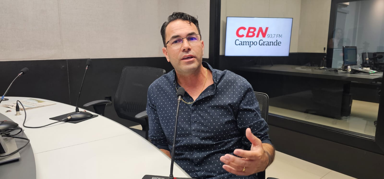 Higor Tosta no estúdio da rádio CBN-CG