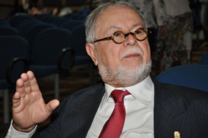 Pró-reitor Dercir Pedro de Oliveira -