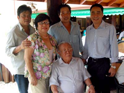 Doutor Ikuo Hirade (sentado) junto com os familiares -