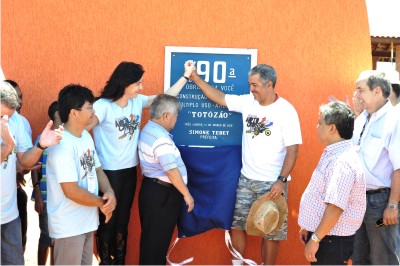 Simone descerra a placa inaugural ao lado de Totó e do deputado Akira Otsubo -