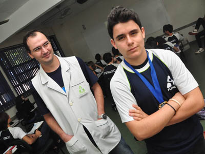 O jovem é visto como dedicado e muito interessado nas disciplinas -