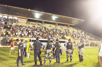 Tumulto começou dentro do campo, entre as torcidas -