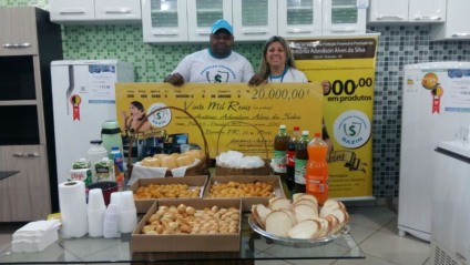 Antonio Adenilson, ganhador de R$ 20 mil, e a gerente Márcia Trinidade - Divulgação