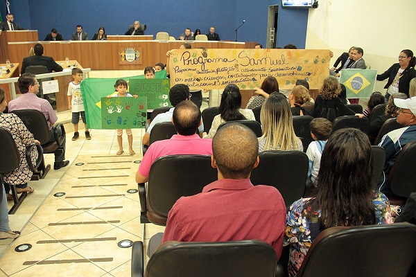 Pais e membros da igreja foram à sessão da Câmara para acompanhar votação de projeto  - JJ Caju/CMTLS