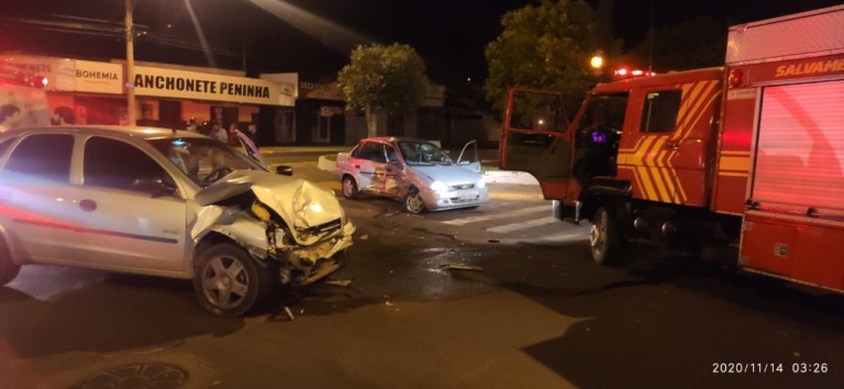 Colisão entre dois carros deixou três pessoas feridas durante madrugada - Divulgação/Corpo de Bombeiros