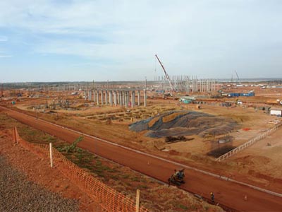 A fábrica de celulose Eldorado já emprega três mil trabalhadores - A fábrica de celulose Eldorado já emprega três mil trabalhadores -