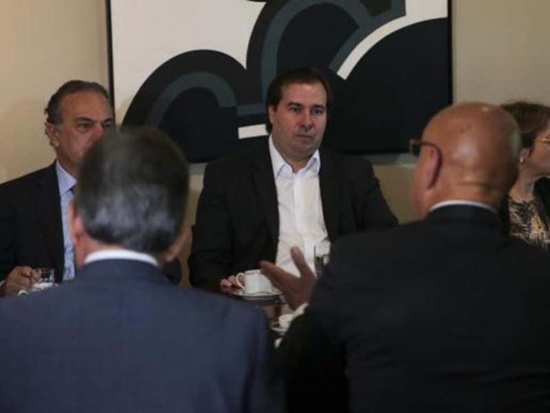 O presidente da Câmara, Rodrigo Maia, durante reunião com líderes partidários e governadores para discutir projeto de lei que trata da renegociação da dívida dos estados com a União - José Cruz/Agência Brasil