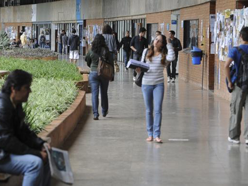 Decisão pretende evitar cobranças abusivas que comprometam tanto a oferta do financiamento como o pagamento futuro pelos estudantes - Arquivo Agência Brasil