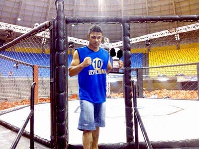 Três-lagoense comemora com troféu no octógono -