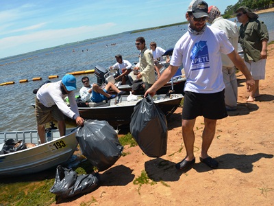 A falta de conscientização de alguns banhistas gera um amontoado de lixo nas margens dos rios -