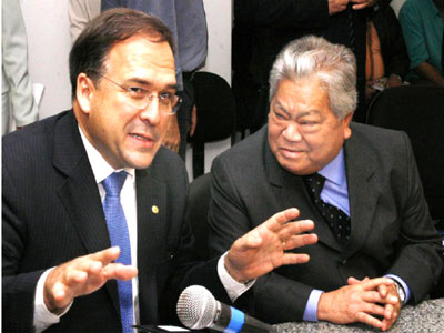 O deputado Akira Otsubo e o deputado Sandro Mabel -