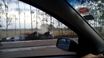 Vestígios do caminhão tombado na BR-163 na tarde desta quinta - (Foto: J. Trajano)