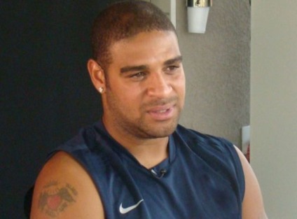 Adriano diz negociar com dois clubes -