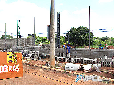 São quase dois mil metros quadrados de construção, nas imediações da antiga estação da estrada de ferro -