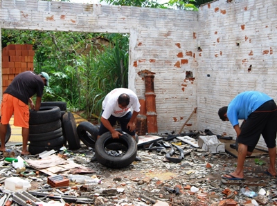 Sujeira em terrenos baldios e residências é a maior causa da proliferação da dengue -