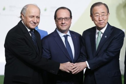 O chanceler francês, Laurent Fabius, o presidente da França, François Hollande, e o secretário-geral da ONU, Ban Ki-moon se cumprimentam ao chegar à COP21, em Paris - Horcajuelo/Agência Lusa