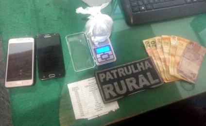 Cerca de 1k de maconha foi encontrada na casa do suspeito - Divulgação/PM