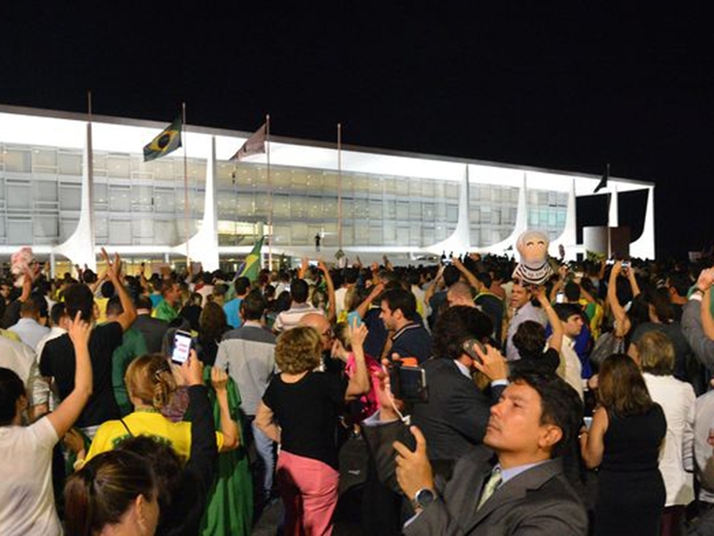 Protesto contra a nomeação do ex-presidente Lula como ministro da Casa Civil, em frente ao Palácio do Planalto  - Wilson Dias/Agência Brasil