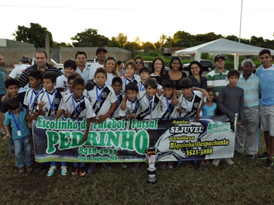 Garotos da Escolinha do Pedrinho comemoram a conquista -