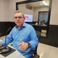 Colunista Edir Viégas durante participação no Jornal CBN Campo Grande.