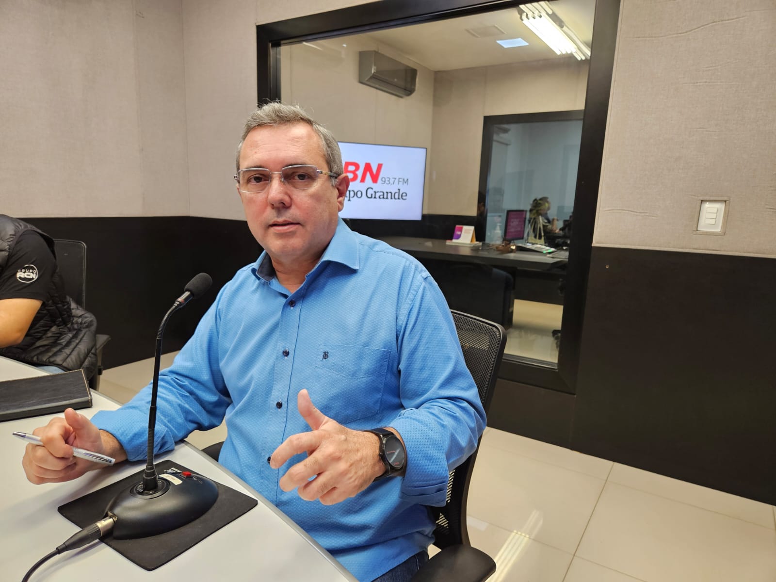 Colunista Edir Viégas durante participação no Jornal CBN Campo Grande.