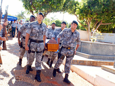 O sepultamento ocorreu em Andradina, onde residem familiares do cabo Wesley -