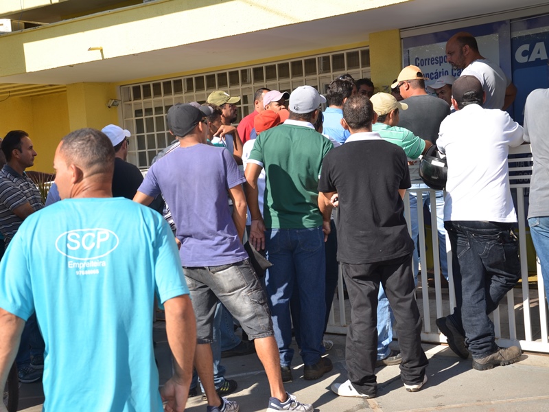 Trabalhadores recebem equipamentos para começar a trabalhar  - Cláudio Pereira 