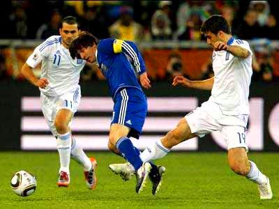 Messi disputa a bola com jogadores da Grécia -