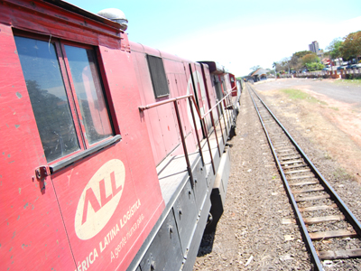 A greve põe em risco o abastecimento de combustíveis e exportação de celulose. Várias locomotivas estão paradas na Estação de Três Lagoas -