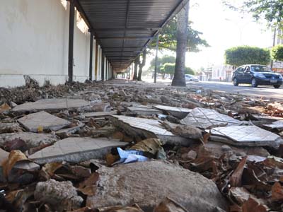 Ainda de acordo com o promotor, os comerciantes informais deveriam retirar os padrões de luz, consertar todo o muro e a calçada -