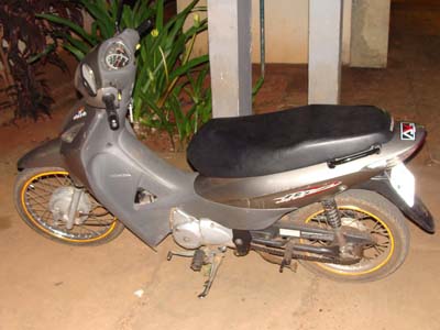 A moto furtada foi abandonada perto do local do crime -