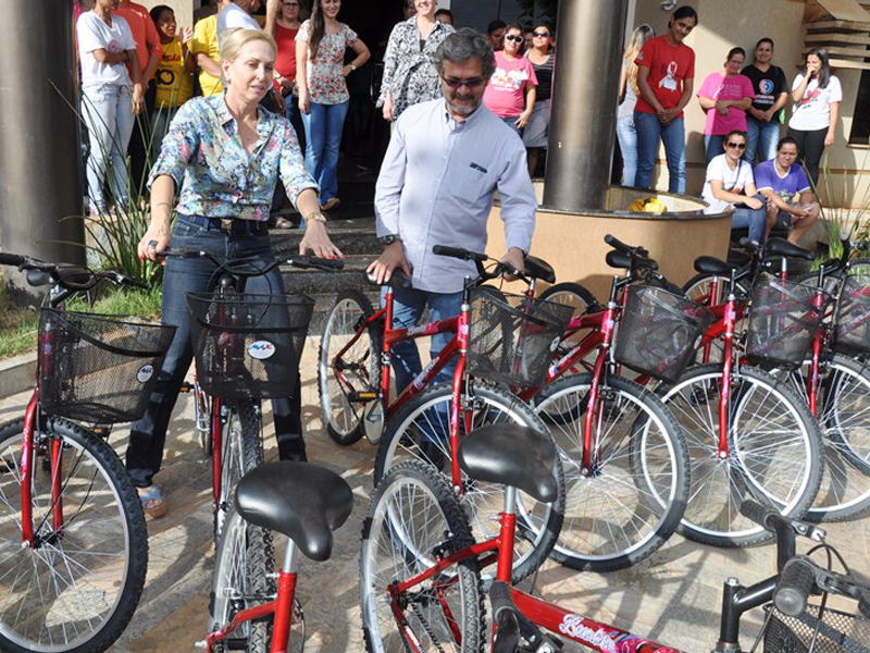 Entrega foi feita em frente ao Paço Municipal com a presença da vice-prefeita Liza Scheide - Divulgação