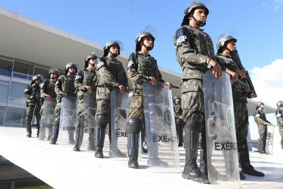 Militares reforçaram segurança no Palácio do Planalto durante manifestação contra governo federal na Esplanada dos Ministérios - Valter Campanato/Agência Brasil