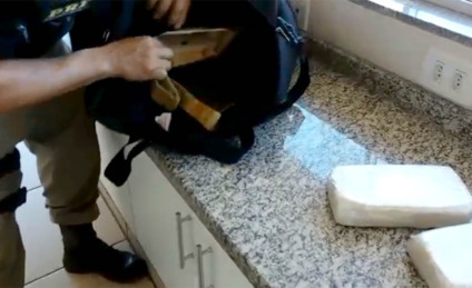 Droga estava em fundo falso da bagem de mão do passageiro - Divulgação/PRF