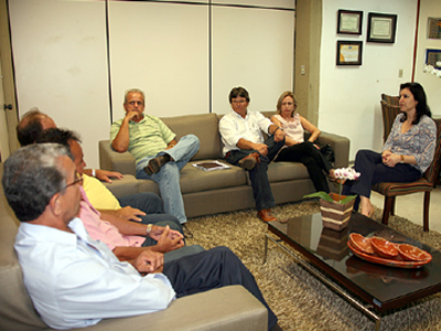 Acompanhado de sua esposa e de quatro vereadores, o prefeito aproveitou o encontro para fazer solicitações consideradas importantes para o município -