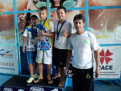 Técnico Sidionetti (dir.) espera que a garotada conquiste mais medalhas -