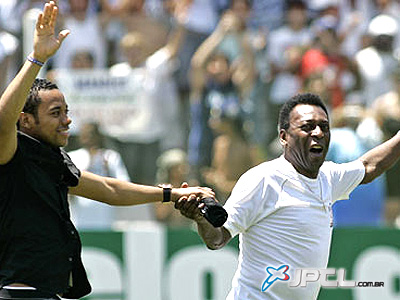 Robinho (esq.) com Pelé no dia da apresentação ao Santos: ele pode jogar contra o Naviraiense -