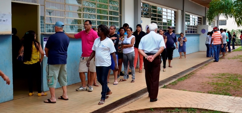 Eleitores aguardam em fila para votar; cidade possui o terceiro maior colégio eleitoral do Estado - Arquivo/JP