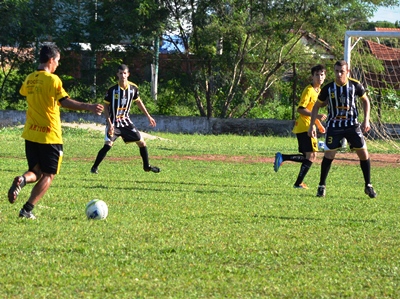 Jogadores do Misto, encarando a defesa do Comercial no segundo tempo -