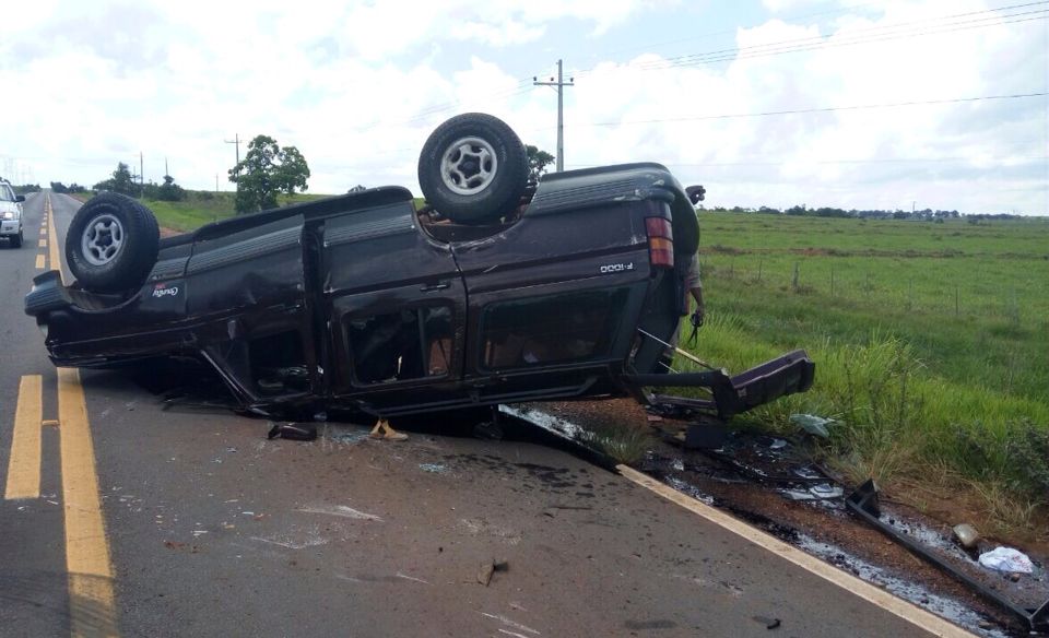 Carro capotado na rodovia BR-262 - Divulgação/Corpo de Bombeiros