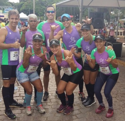 Atletas comemoram participação em competição - Arquivo pessoal