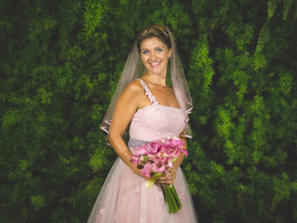 Paula Regina Puhl queria um vestido clássico e delicado, mas que não fosse branco. Resultado: casou-se de rosa claro - Gabi Verfe Fotografia