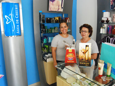 A proprietária da Àgua de Cheiro, Ângela Maria Batista Sobrinho realiza o sorteio -